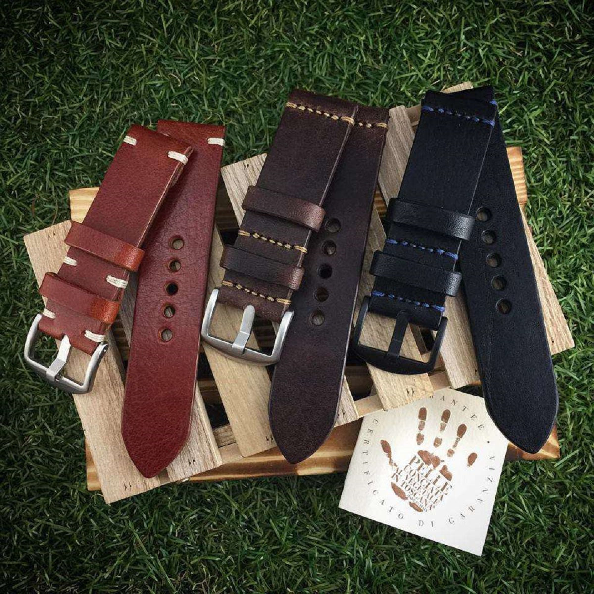 Minimalist 2-piece leather Apple watch straps, handcrafted by Cozy Handmade | Full Grain Italian Vegetable-Tanned