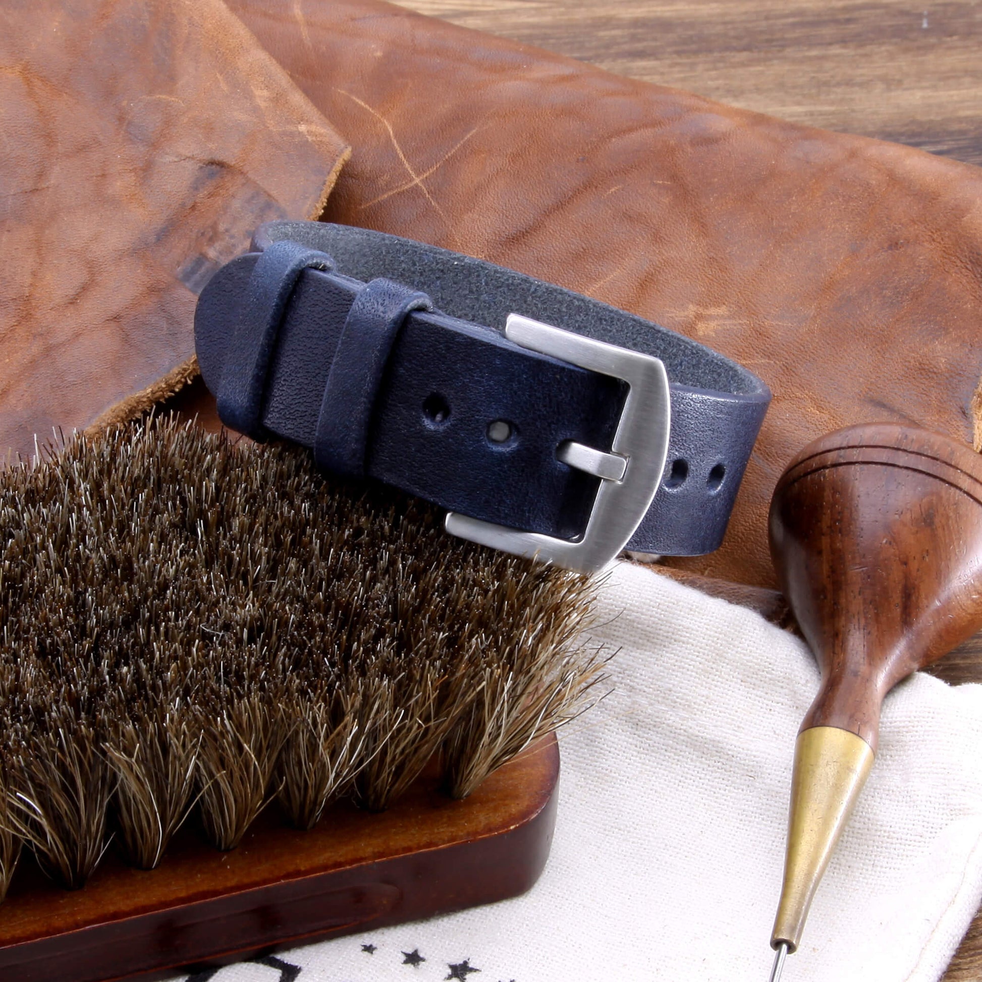 Single Pass Leather Watch Strap, 2-Keeper Style Vintage 407 | Full Grain Italian Vegetable-Tanned Leather | Cozy Handmade