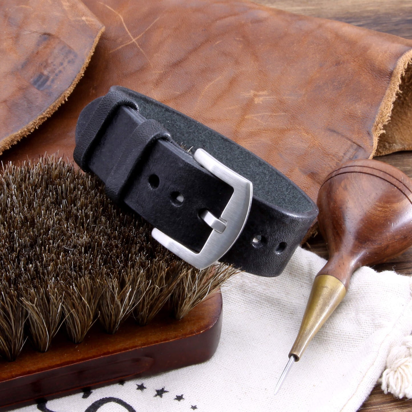Single Pass Leather Watch Strap, 2-Keeper Style Vintage Nero (Black) | Full Grain Italian Vegetable-Tanned Leather | Cozy Handmade